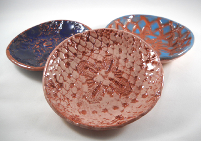 Easily make sets of small pottery bowls with circular hump mold. (Sample)